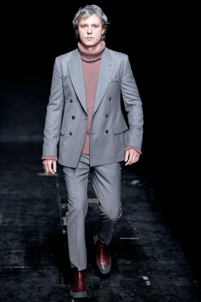 Look 16